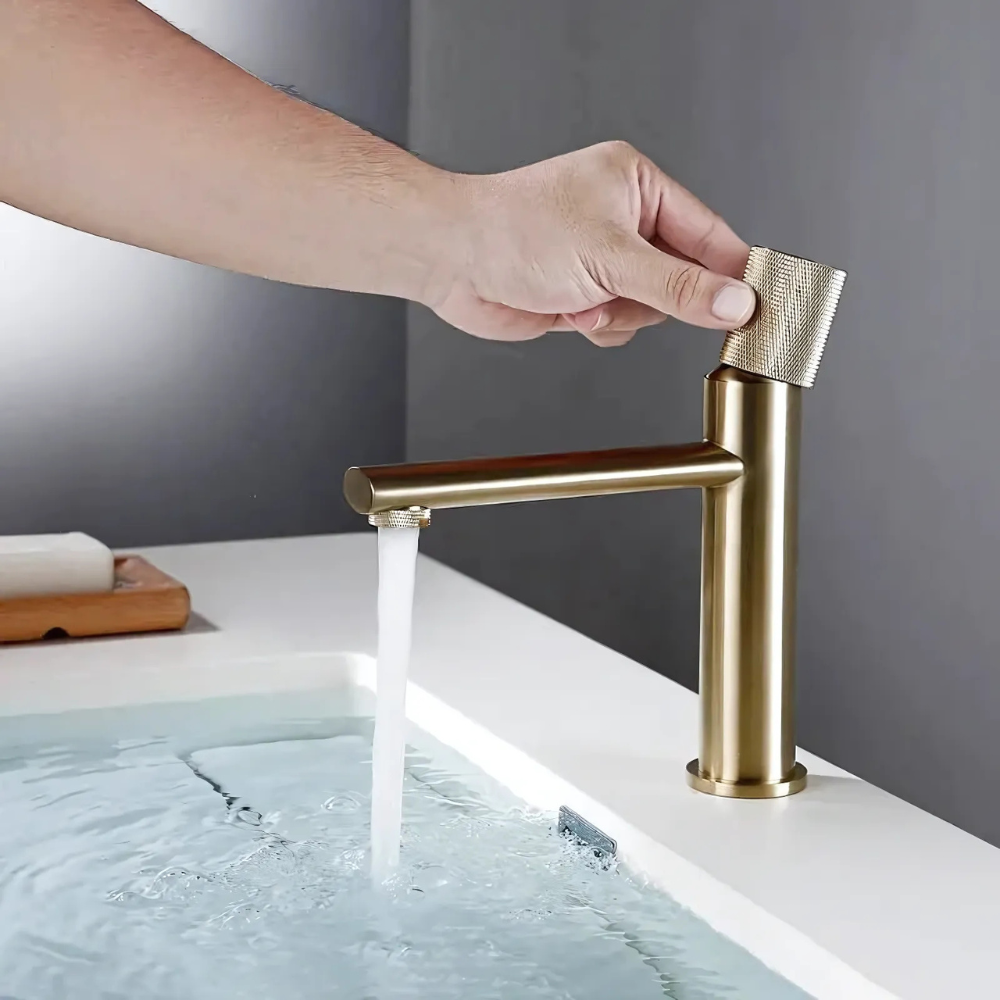 Ciel industrial-style bathroom faucet – bold and modern design with a durable metal construction, combining vintage charm with contemporary functionality.