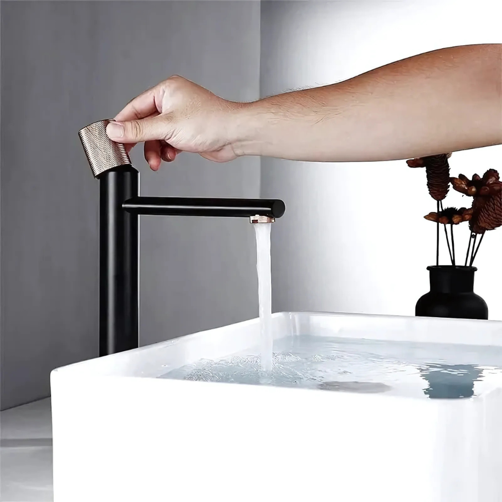 Ciel industrial-style bathroom faucet – bold and modern design with a durable metal construction, combining vintage charm with contemporary functionality.