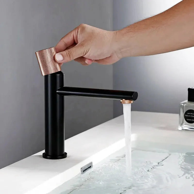 Ciel industrial-style bathroom faucet – bold and modern design with a durable metal construction, combining vintage charm with contemporary functionality.