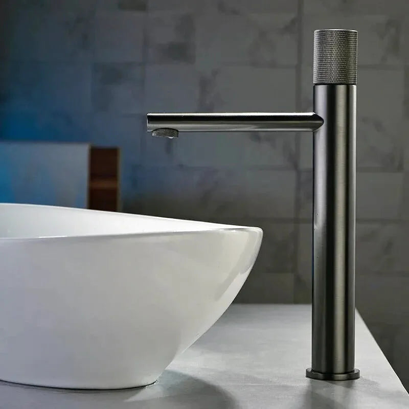 Ciel industrial-style bathroom faucet – bold and modern design with a durable metal construction, combining vintage charm with contemporary functionality.