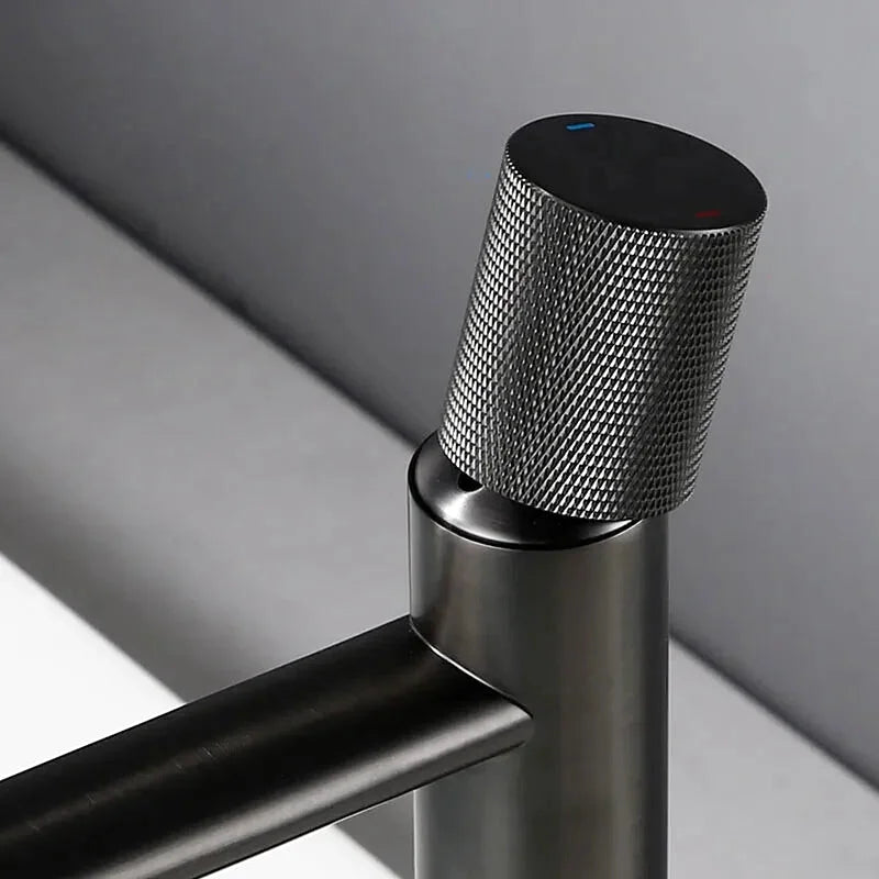 Ciel industrial-style bathroom faucet – bold and modern design with a durable metal construction, combining vintage charm with contemporary functionality.