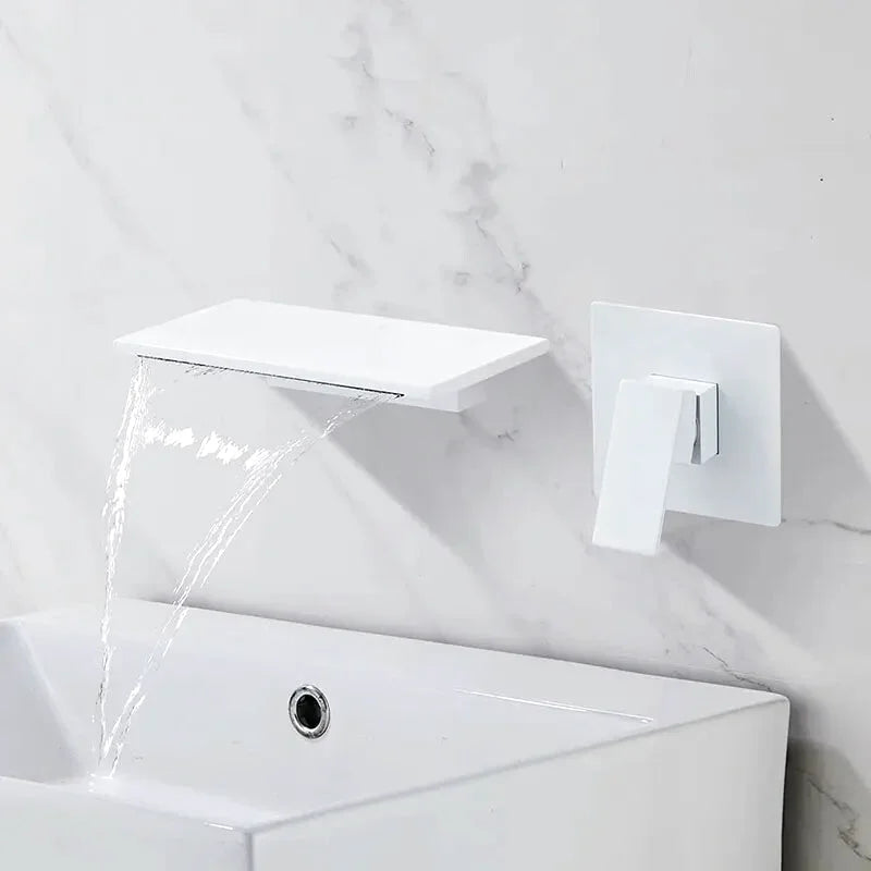 Rima waterfall bathtub faucet – elegant and modern design with a wide spout for a smooth, cascading water flow, creating a luxurious spa-like bathing experience.