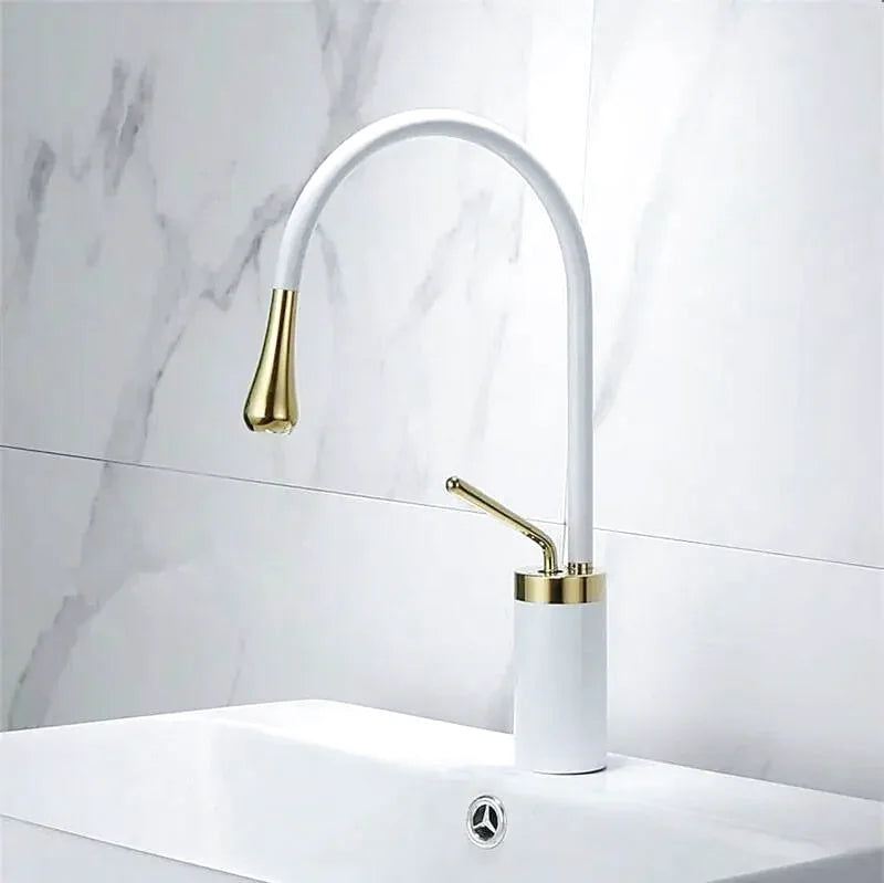 Vila brass bathroom faucet – elegant and durable design with a warm brass finish, combining timeless style with modern functionality for a sophisticated bathroom upgrade.