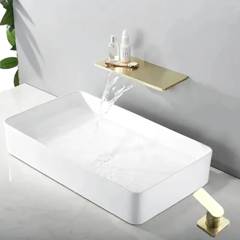 Rima waterfall bathtub faucet – elegant and modern design with a wide spout for a smooth, cascading water flow, creating a luxurious spa-like bathing experience.